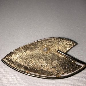 Feather gold brooch